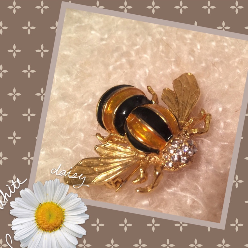 Bee 🐝 enamel collectible pin